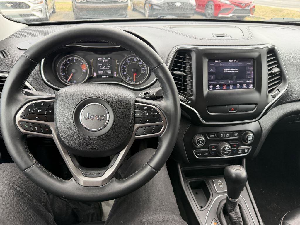 Used 2019 Jeep Cherokee Latitude Plus w/ Comfort/Convenience Group FWD image 17