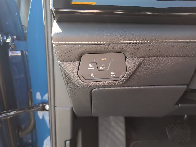 Used 2025 Volkswagen Atlas Cross Sport SE image 19