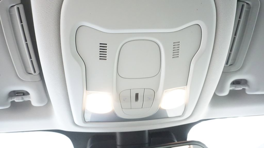 Used 2017 Jeep Renegade Latitude w/ Cold Weather Group image 38