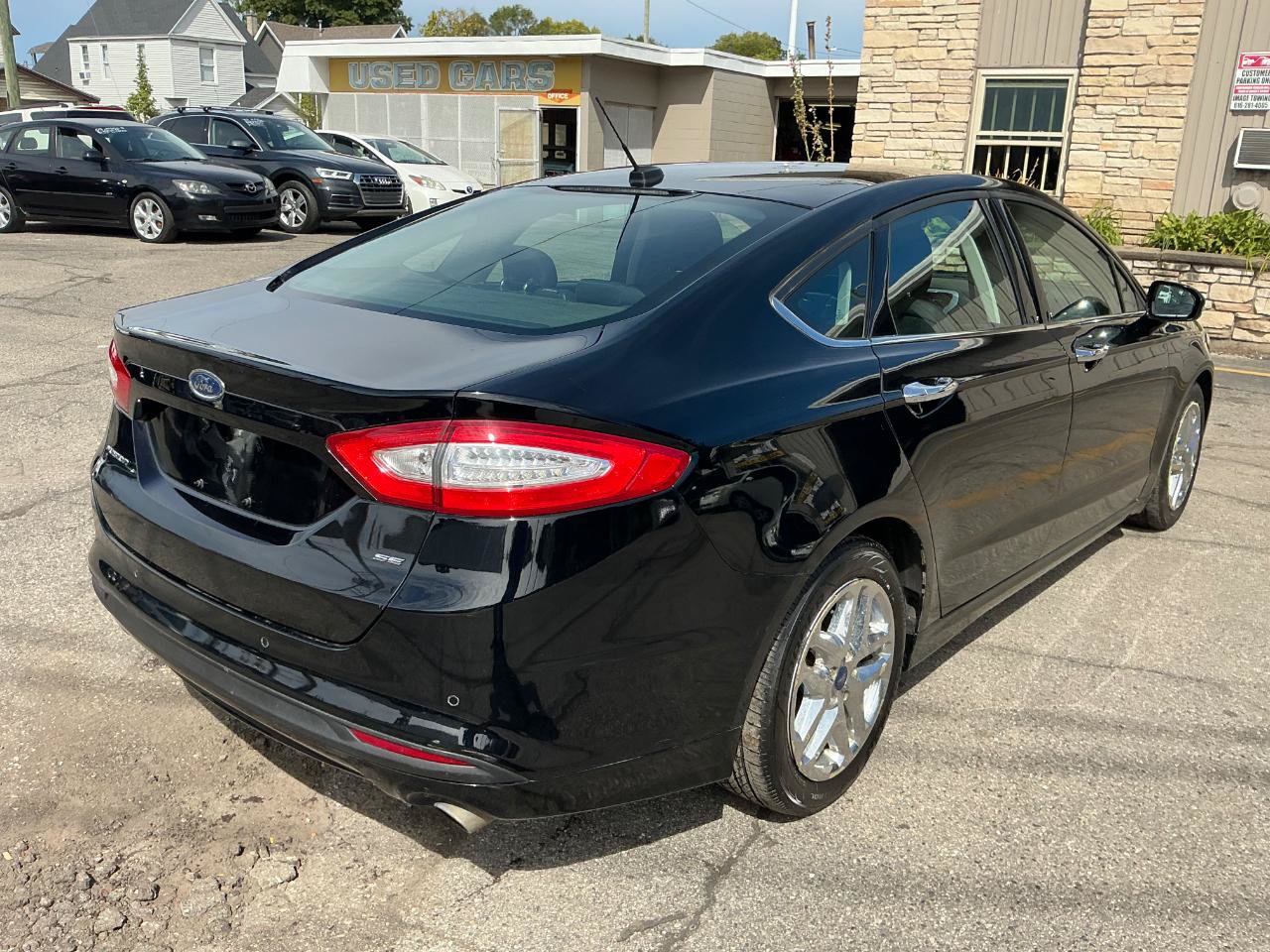 Used 2016 Ford Fusion SE FWD image 4