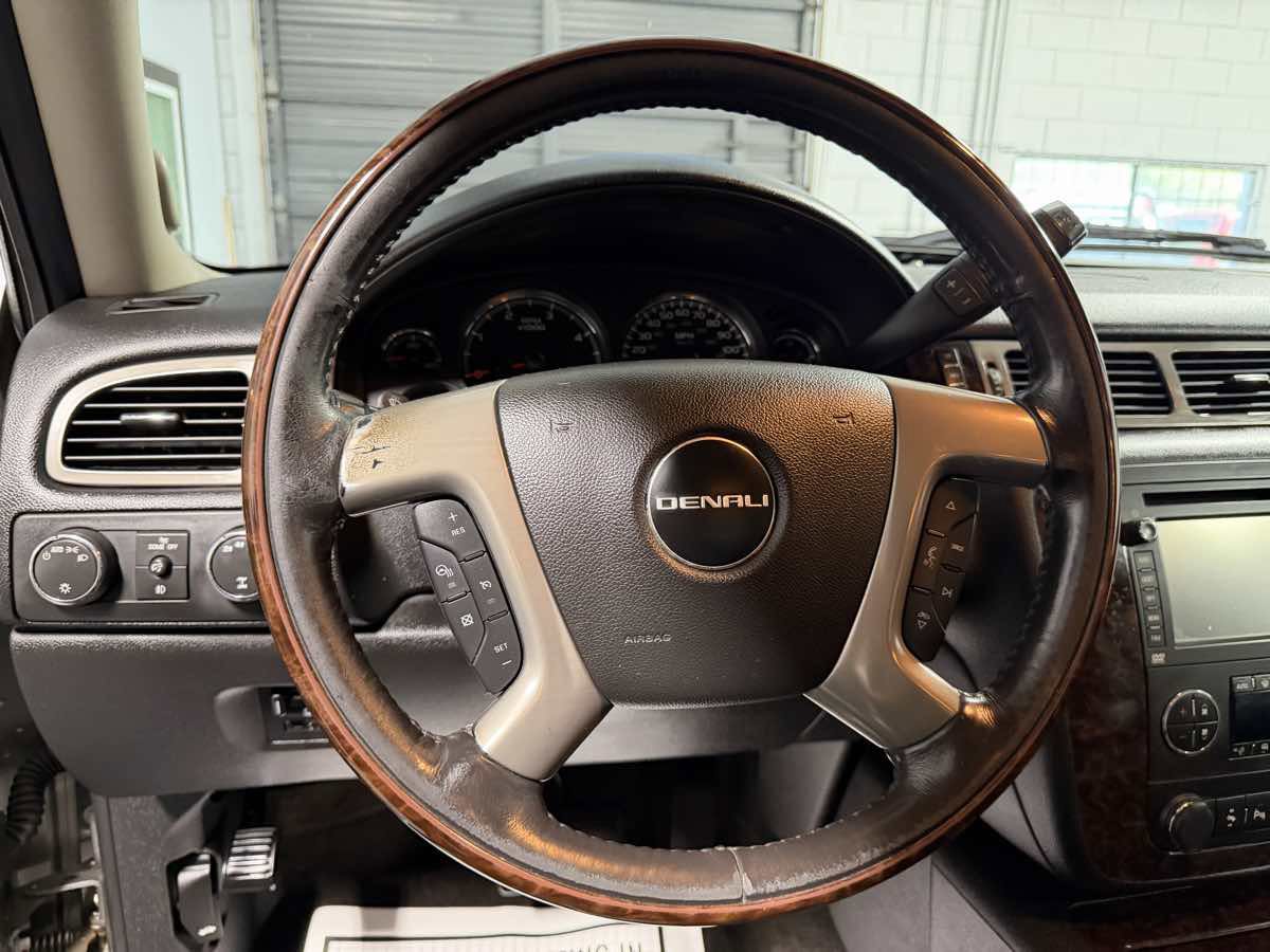 Used 2013 GMC Sierra 2500 Denali w/ Suspension Package, Off-Road AWD/4WD image 16