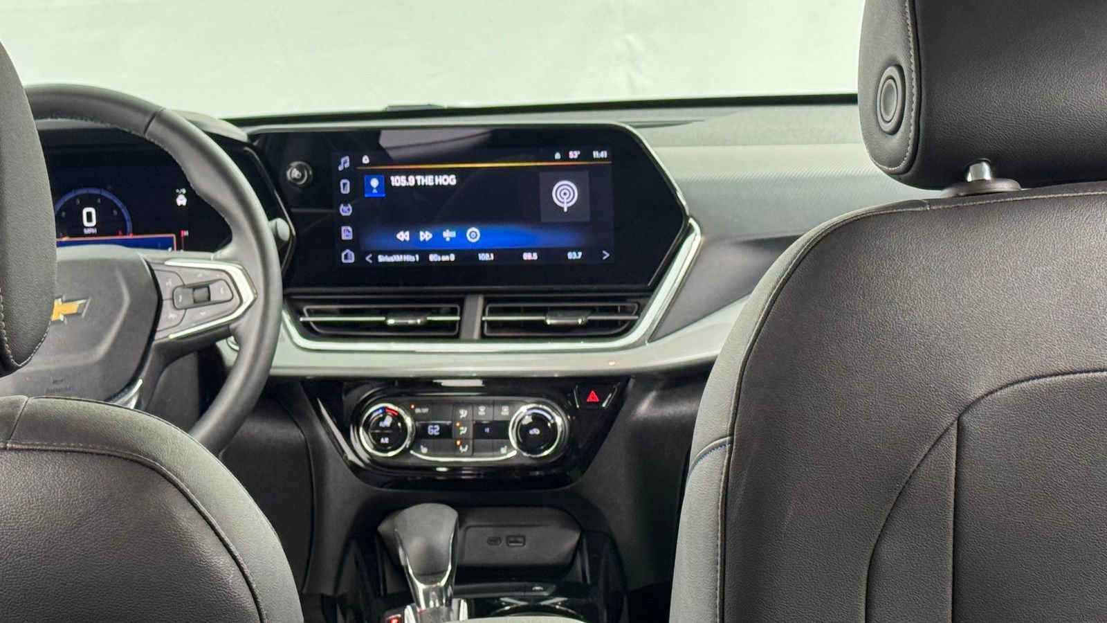 Used 2025 Chevrolet Trax LT w/ LT Convenience Package FWD image 16