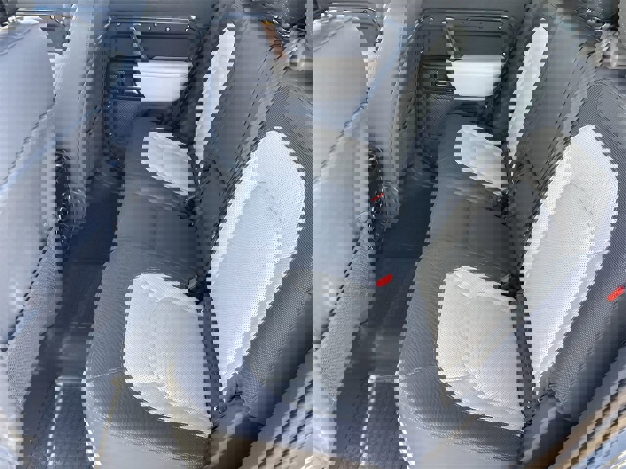 Used 2024 Land Rover Defender 110 X-Dynamic SE image 16