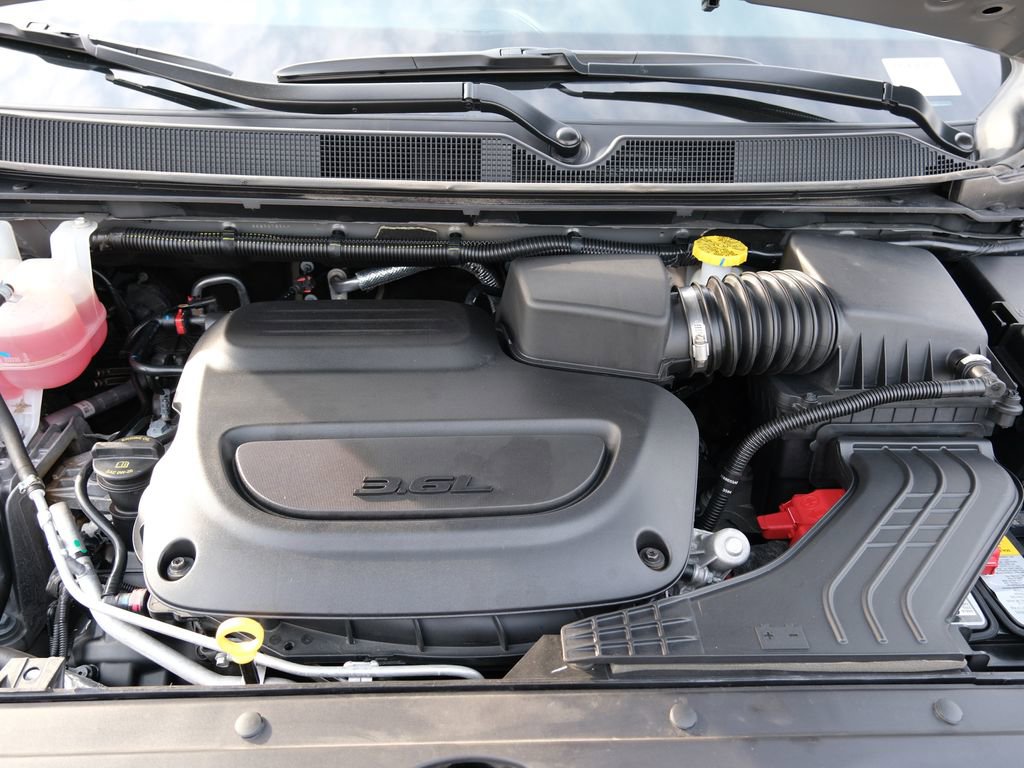 Used 2025 Chrysler Pacifica Select image 32