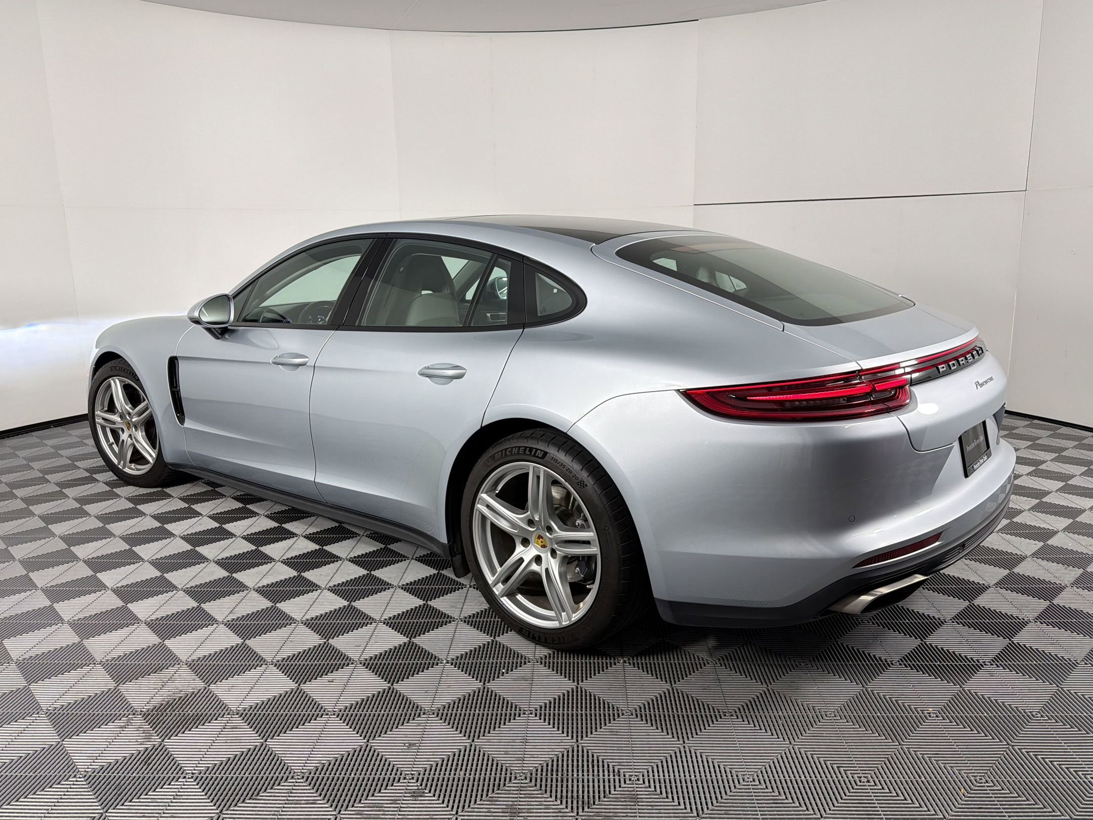 Certified 2018 Porsche Panamera image 3