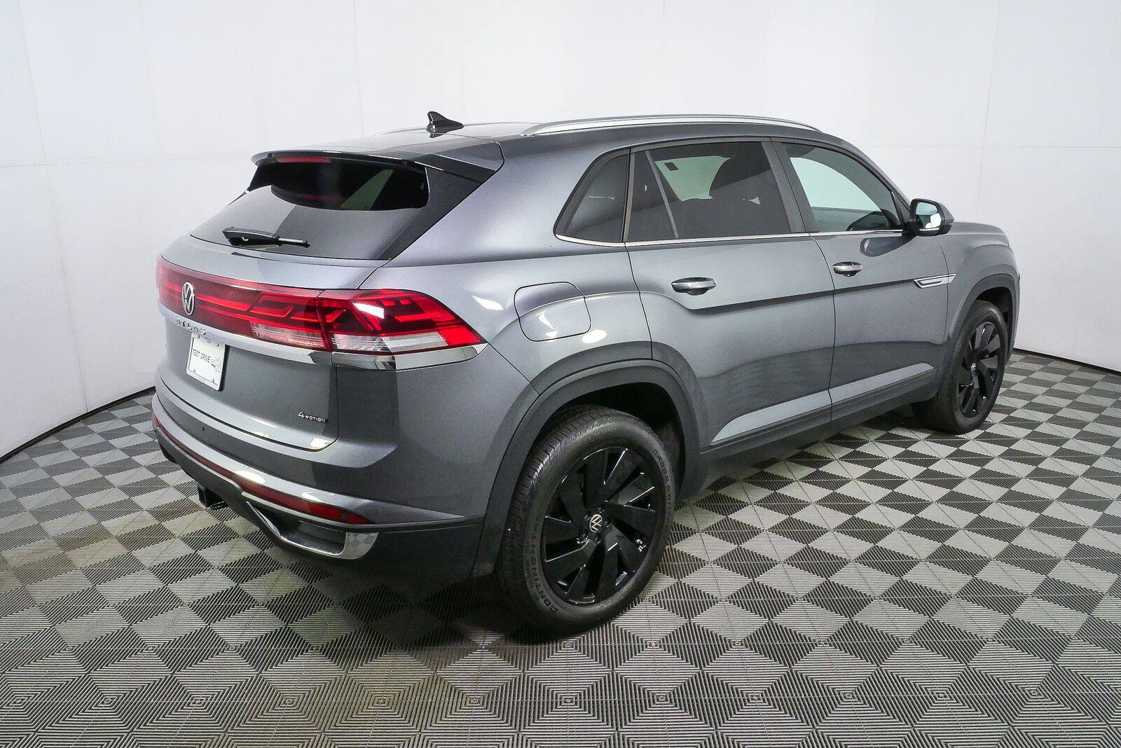 Certified 2025 Volkswagen Atlas Cross Sport SE w/ Panoramic Sunroof Package AWD/4WD image 25