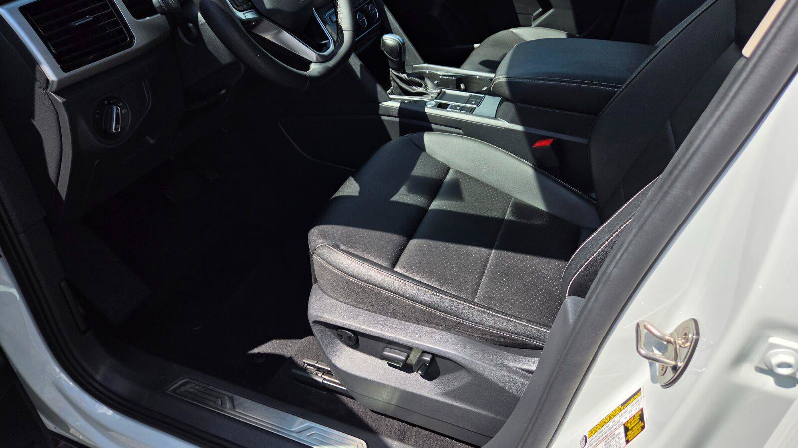 Certified 2023 Volkswagen Atlas SE w/ Black Wheel Package FWD image 21