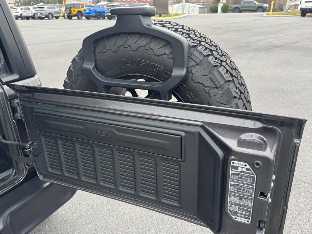 Used 2025 Jeep Wrangler Unlimited Rubicon AWD/4WD image 15
