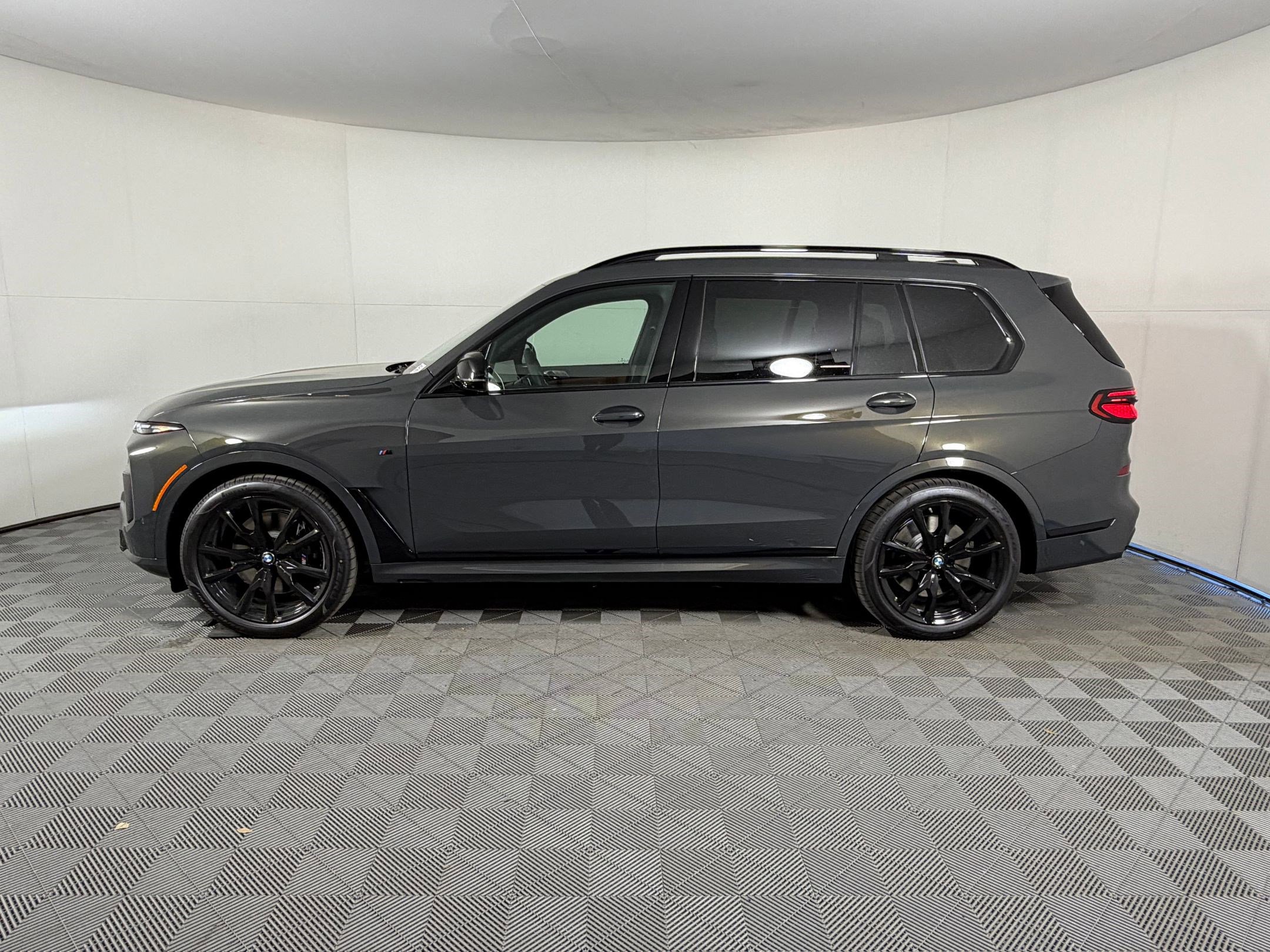 New 2026 BMW X7 M60i image 2