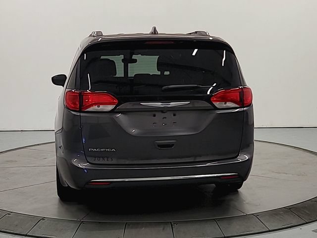 Used 2018 Chrysler Pacifica Touring-L FWD image 7