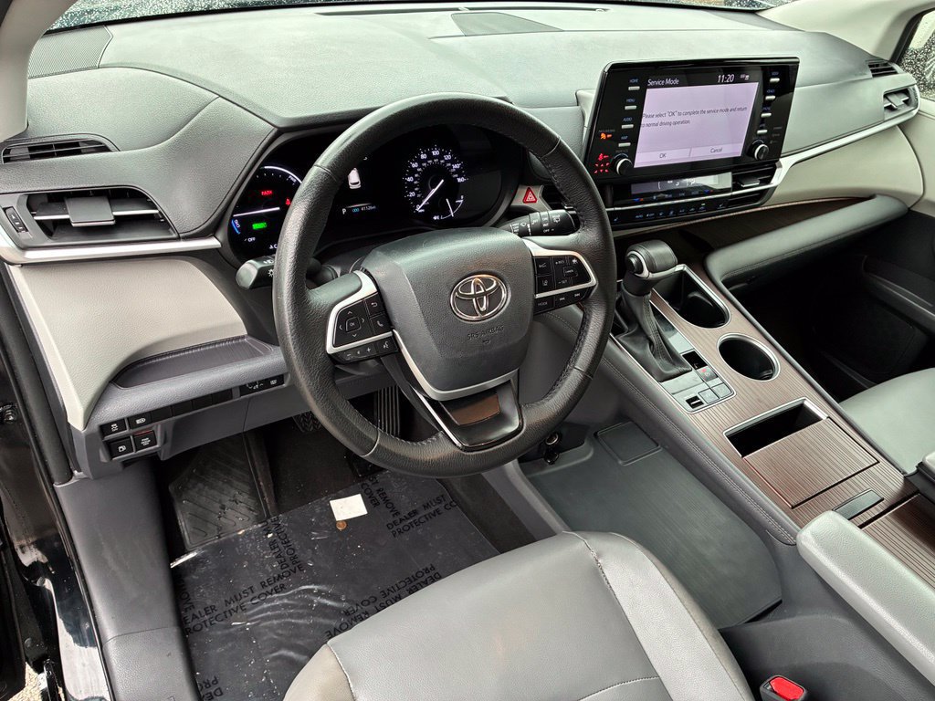 Used 2023 Toyota Sienna XLE FWD image 16