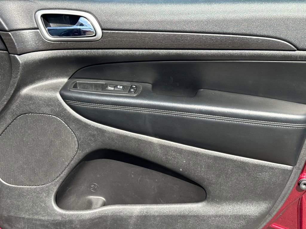 Used 2018 Jeep Grand Cherokee Laredo image 14