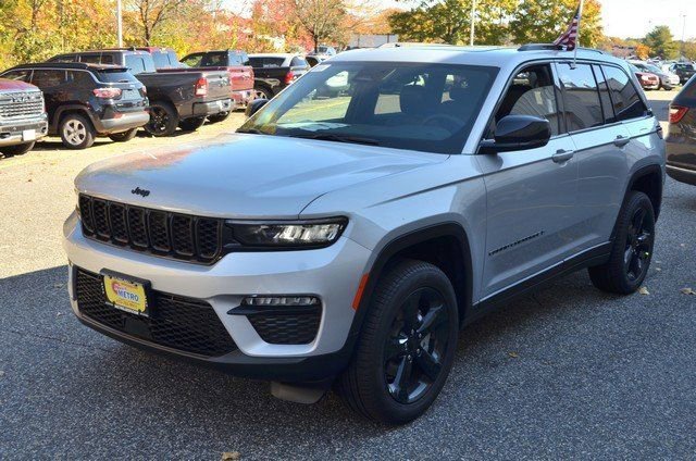 New 2025 Jeep Grand Cherokee Limited w/ Black Appearance Package image 4