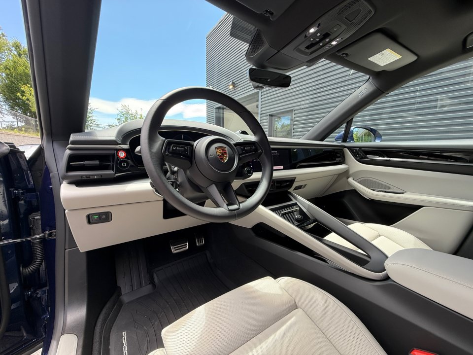 New 2025 Porsche Macan 4S Electric AWD/4WD image 4