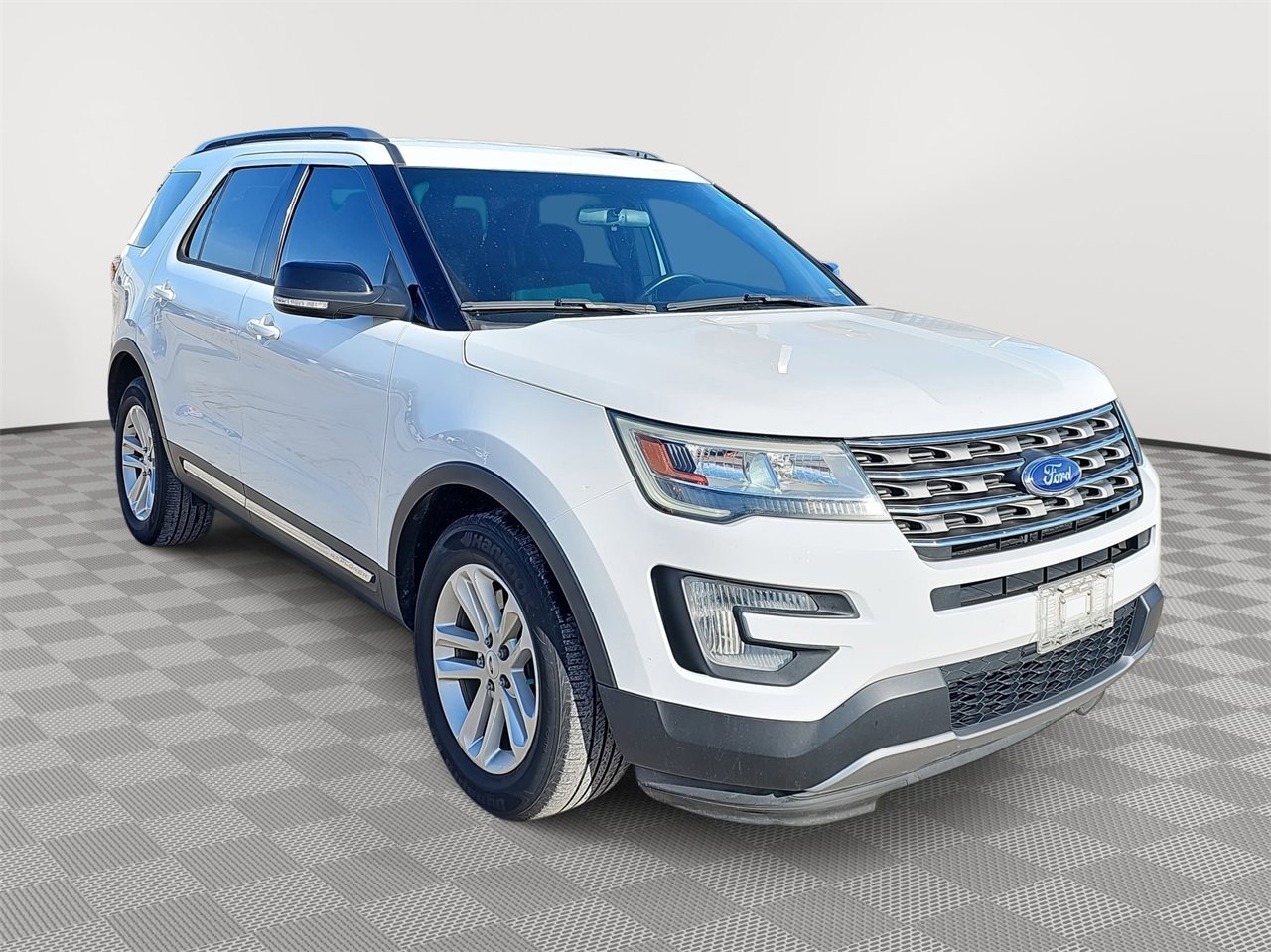 Used 2017 Ford Explorer XLT image 3
