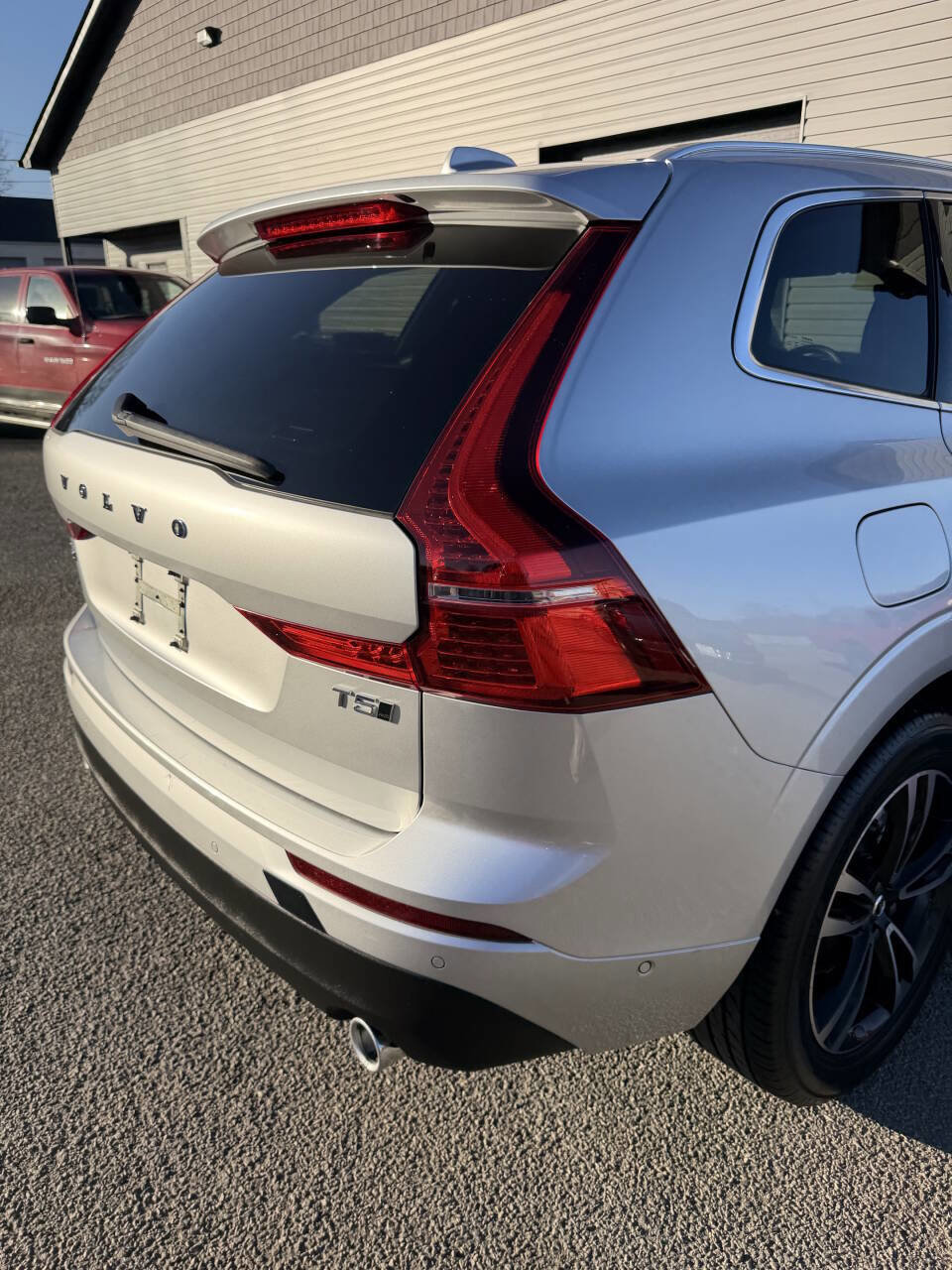 Used 2019 Volvo XC60 T5 Momentum w/ Multimedia Package image 5