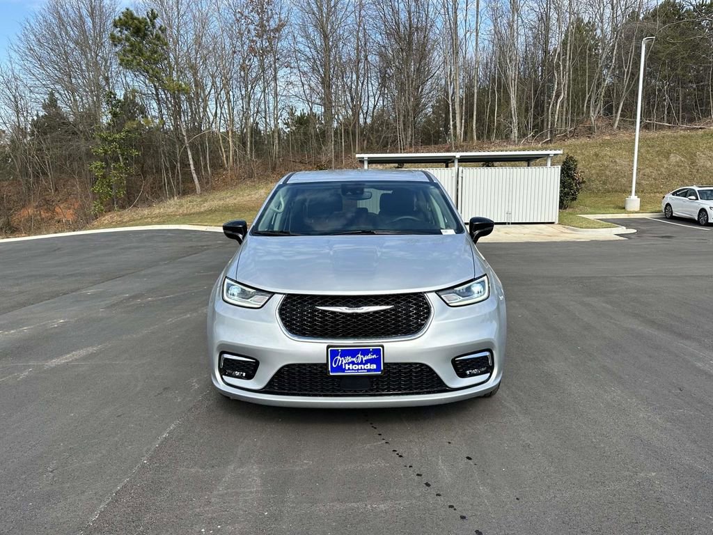 Used 2024 Chrysler Pacifica Touring-L image 2