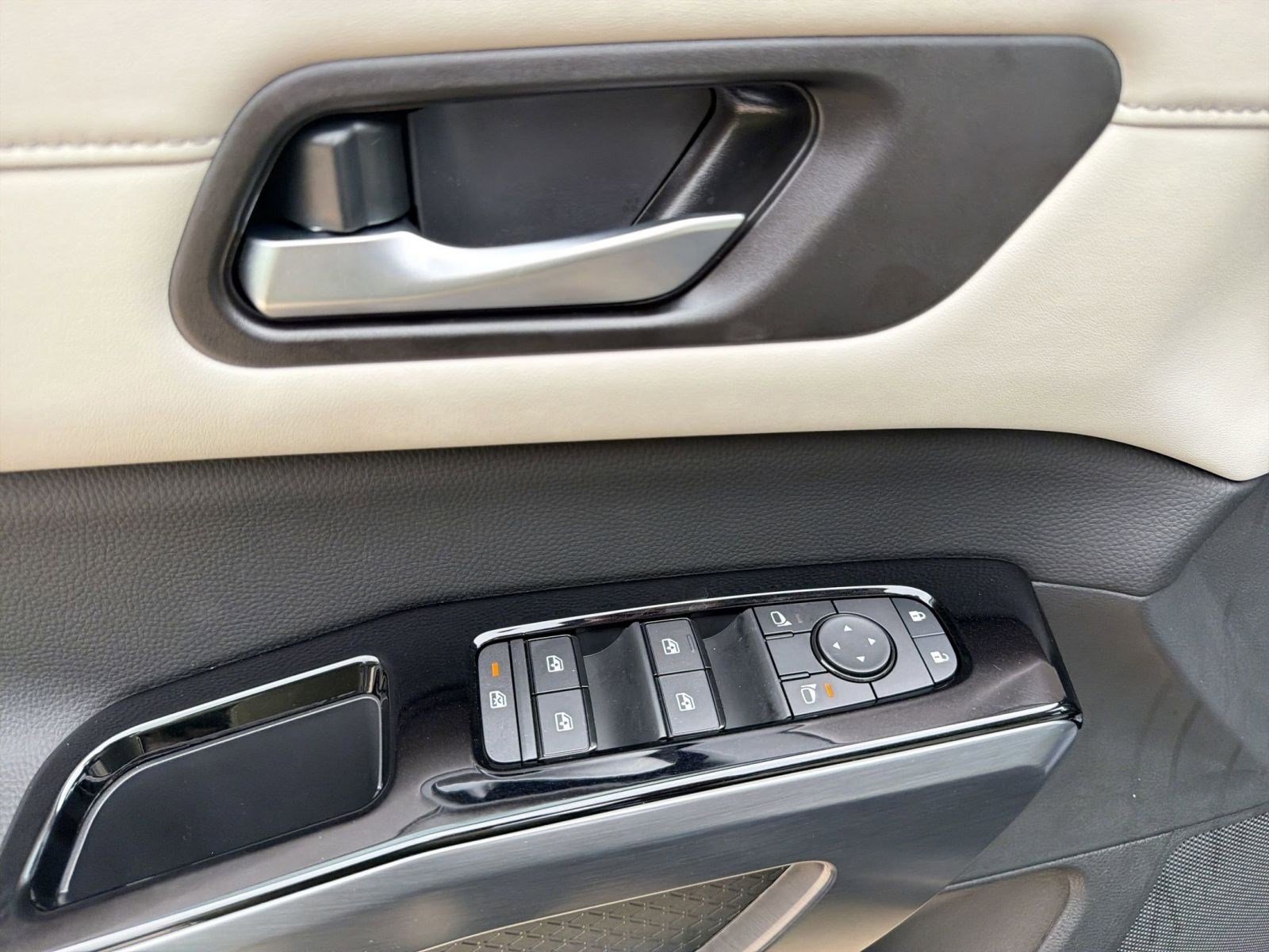 New 2026 Nissan Pathfinder SL image 13
