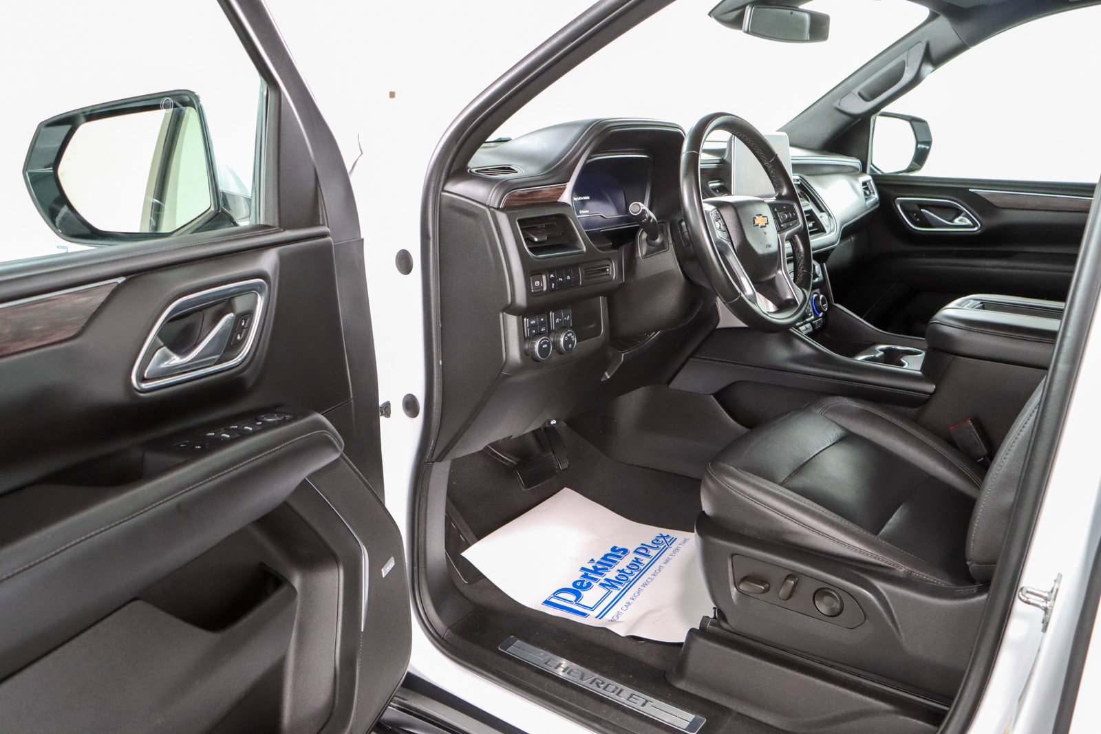 Used 2023 Chevrolet Suburban LT image 3