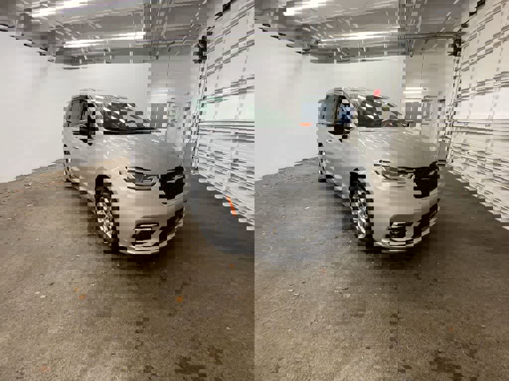 Used 2024 Chrysler Pacifica Touring-L image 8