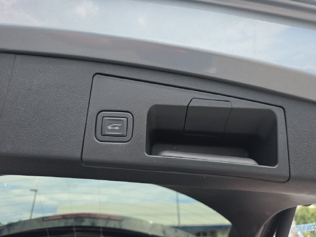 Used 2025 Cadillac XT4 Premium Luxury FWD image 32