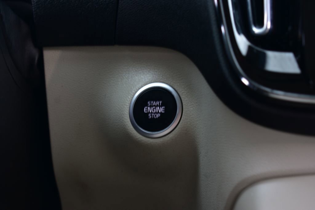 Used 2023 Volvo XC40 B5 Plus image 34