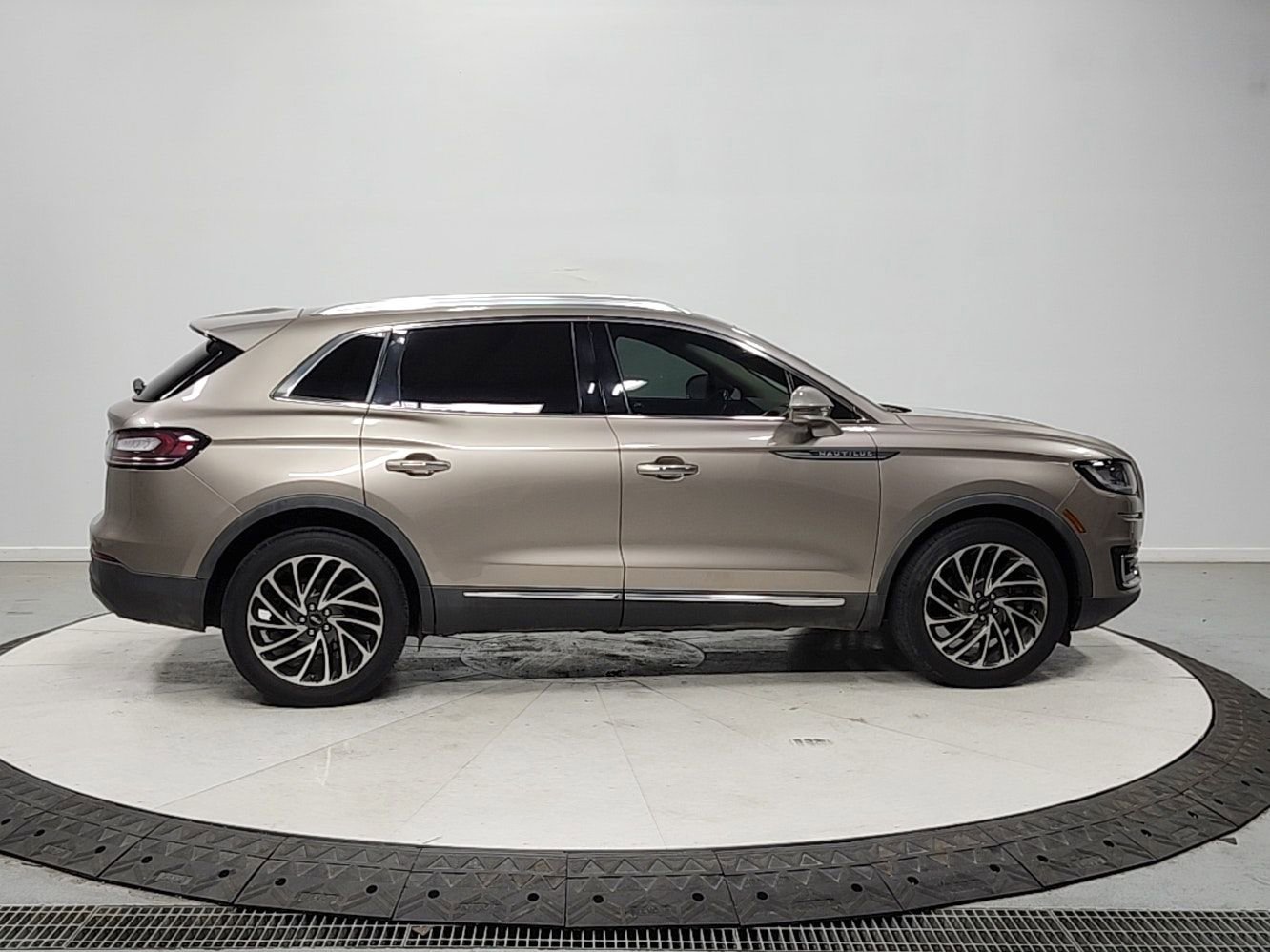 Used 2020 Lincoln Nautilus Reserve w/ Cargo Utility Package image 8