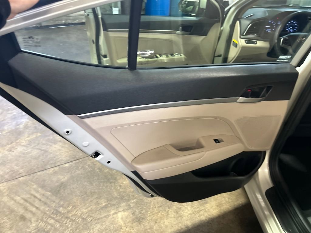 Used 2017 Hyundai Elantra SE image 38