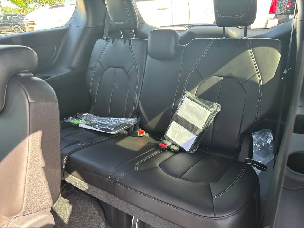 New 2027 Chrysler Pacifica Select FWD image 18