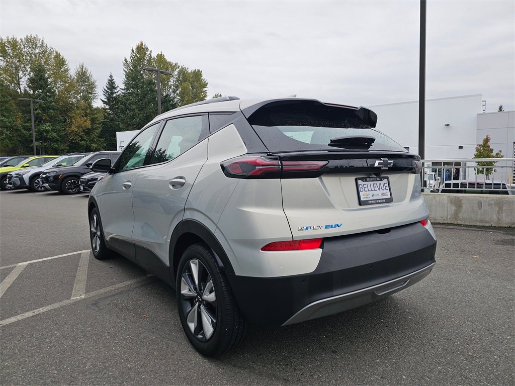 Used 2022 Chevrolet Bolt EUV LT w/ Convenience Package image 5