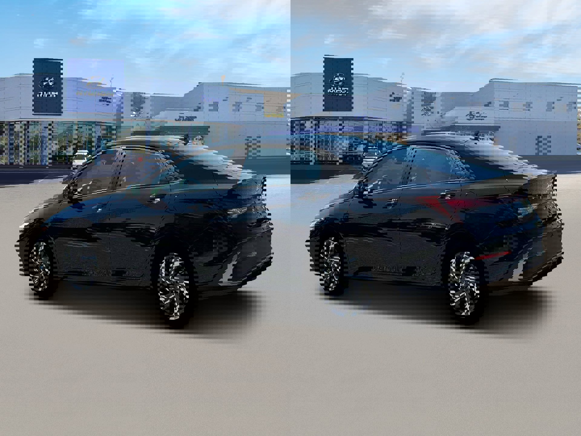 Used 2025 Hyundai Elantra Sport image 3