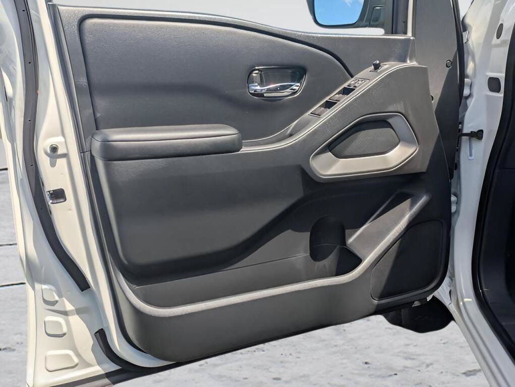Used 2025 Nissan Frontier SV AWD/4WD image 12