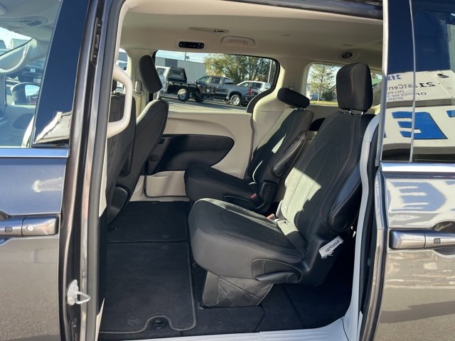 Used 2019 Chrysler Pacifica Touring image 34