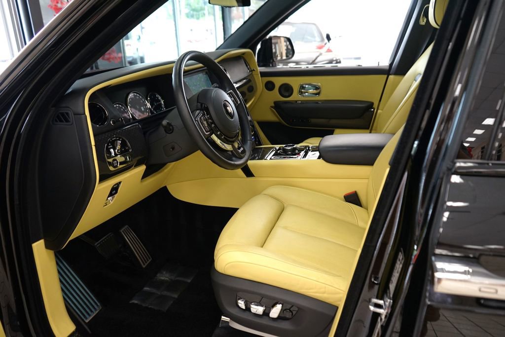 Used 2022 Rolls-Royce Cullinan Black Badge w/ Dark Exterior Package AWD/4WD image 39