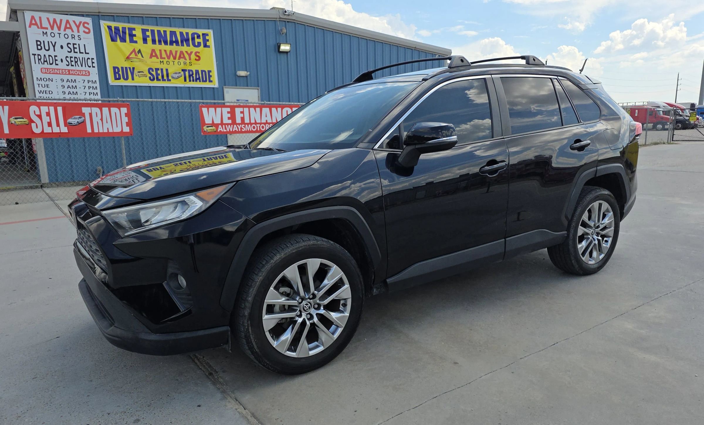 Used 2021 Toyota RAV4 XLE Premium image 2