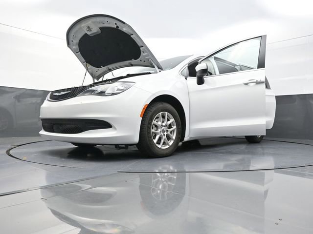 Used 2023 Chrysler Voyager LX image 41