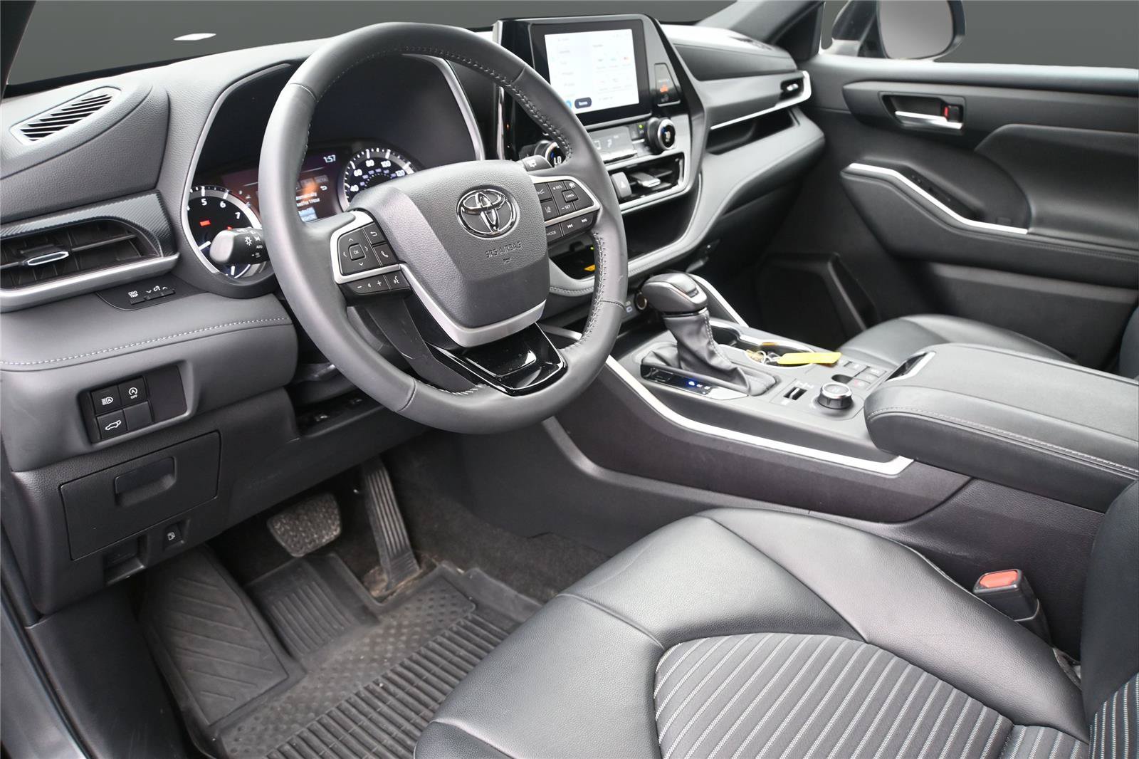 Used 2024 Toyota Highlander XSE AWD/4WD image 2