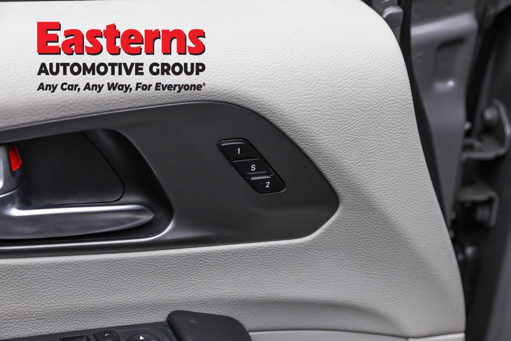 Used 2022 Chrysler Pacifica Touring-L image 21