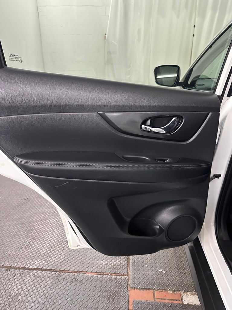 Used 2018 Nissan Rogue SV image 24