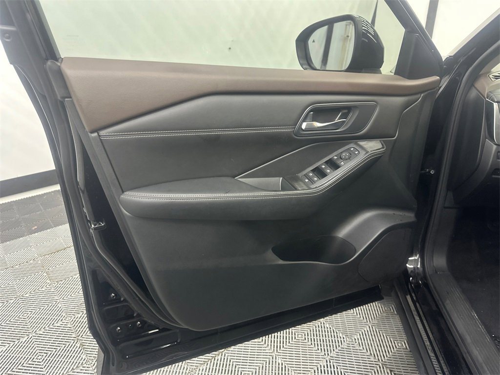 Used 2023 Nissan Rogue SV w/ SV Premium B Package image 11