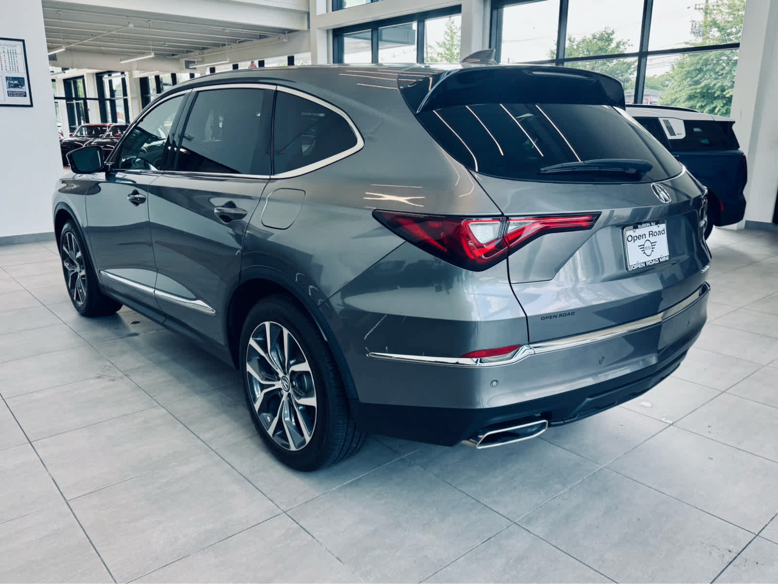 Used 2024 Acura MDX SH-AWD w/ Technology Package image 9