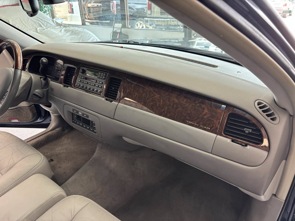 Used 2001 Lincoln Town Car Signature RWD image 14
