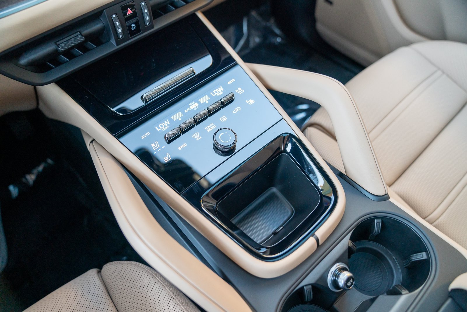 Certified 2025 Porsche Cayenne E-Hybrid Coupe AWD/4WD image 18