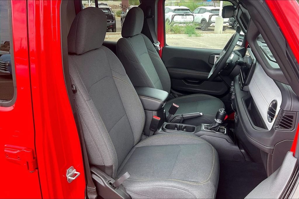 Used 2025 Jeep Wrangler Unlimited Sahara AWD/4WD image 7