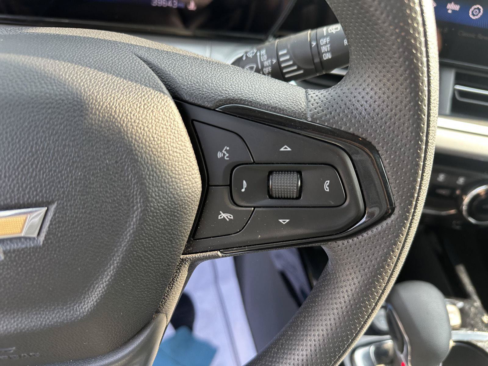 Used 2025 Chevrolet Trax LT FWD image 24