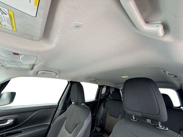 Used 2023 Jeep Renegade Latitude AWD/4WD image 16