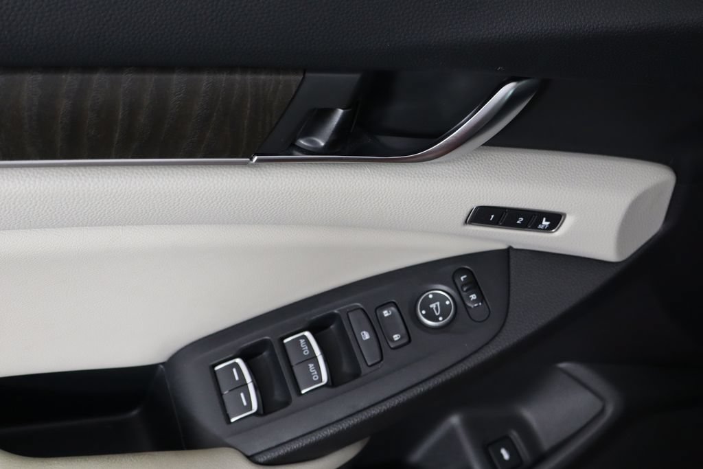Used 2018 Honda Accord Touring image 19