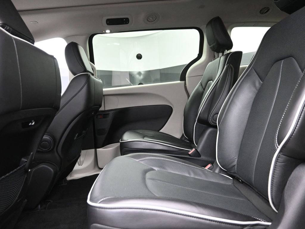 Used 2023 Chrysler Pacifica Limited image 11