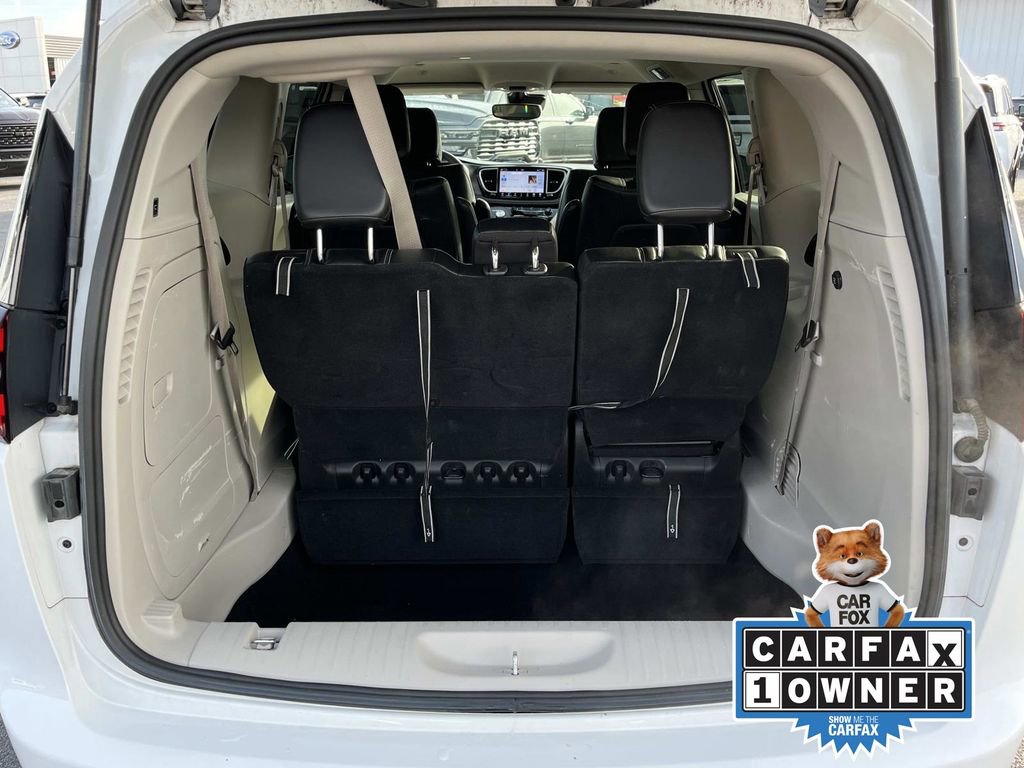 Used 2024 Chrysler Pacifica Select image 18