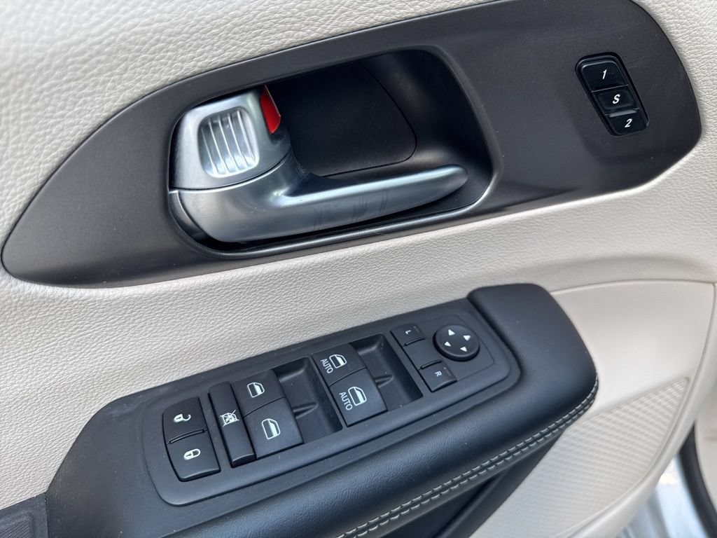 Used 2024 Chrysler Pacifica Touring-L FWD image 25